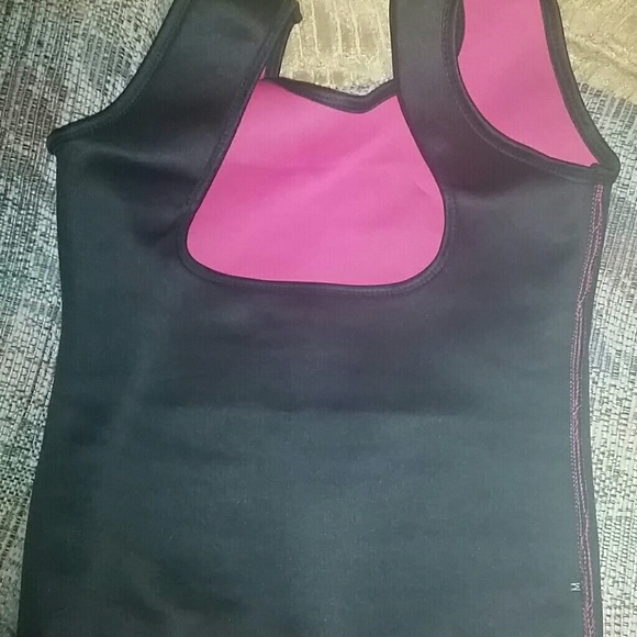 Medium compression top...BRAND NEW NEVER WORN - Picture 4 of 4